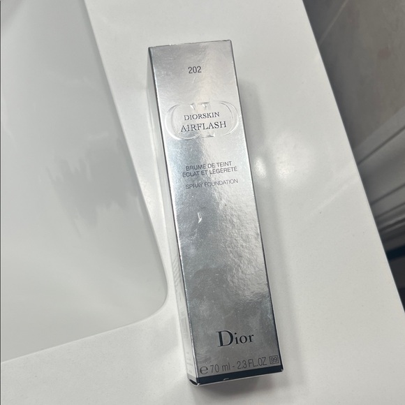 Dior Airflash Foundation in Silver - Picture 1 of 5